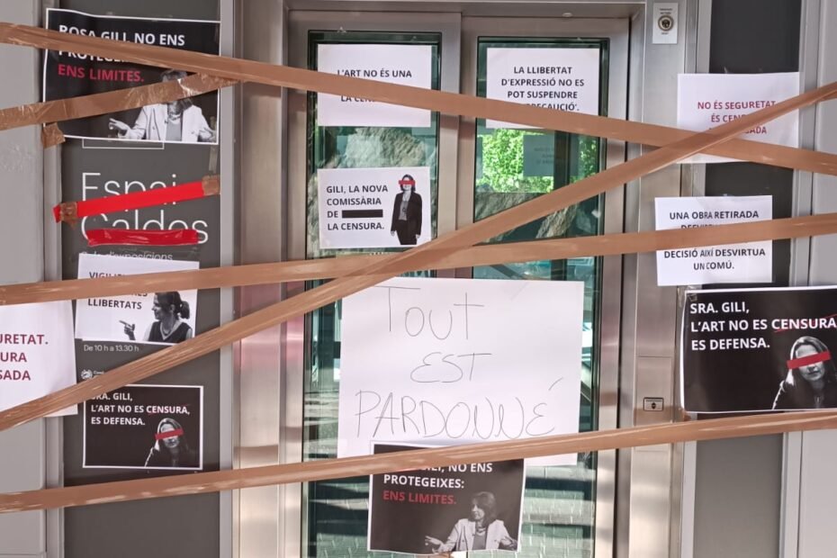 Panfletos de protesta contra la censura de la exposición